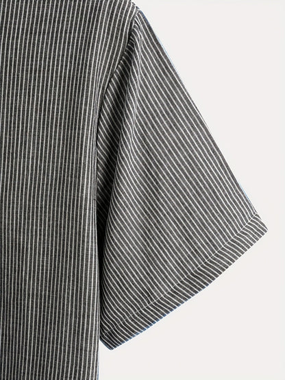 Herren Kurzarm-Henley mit Stehkragen und feinem Streifenmuster – Moderner Freizeitstil