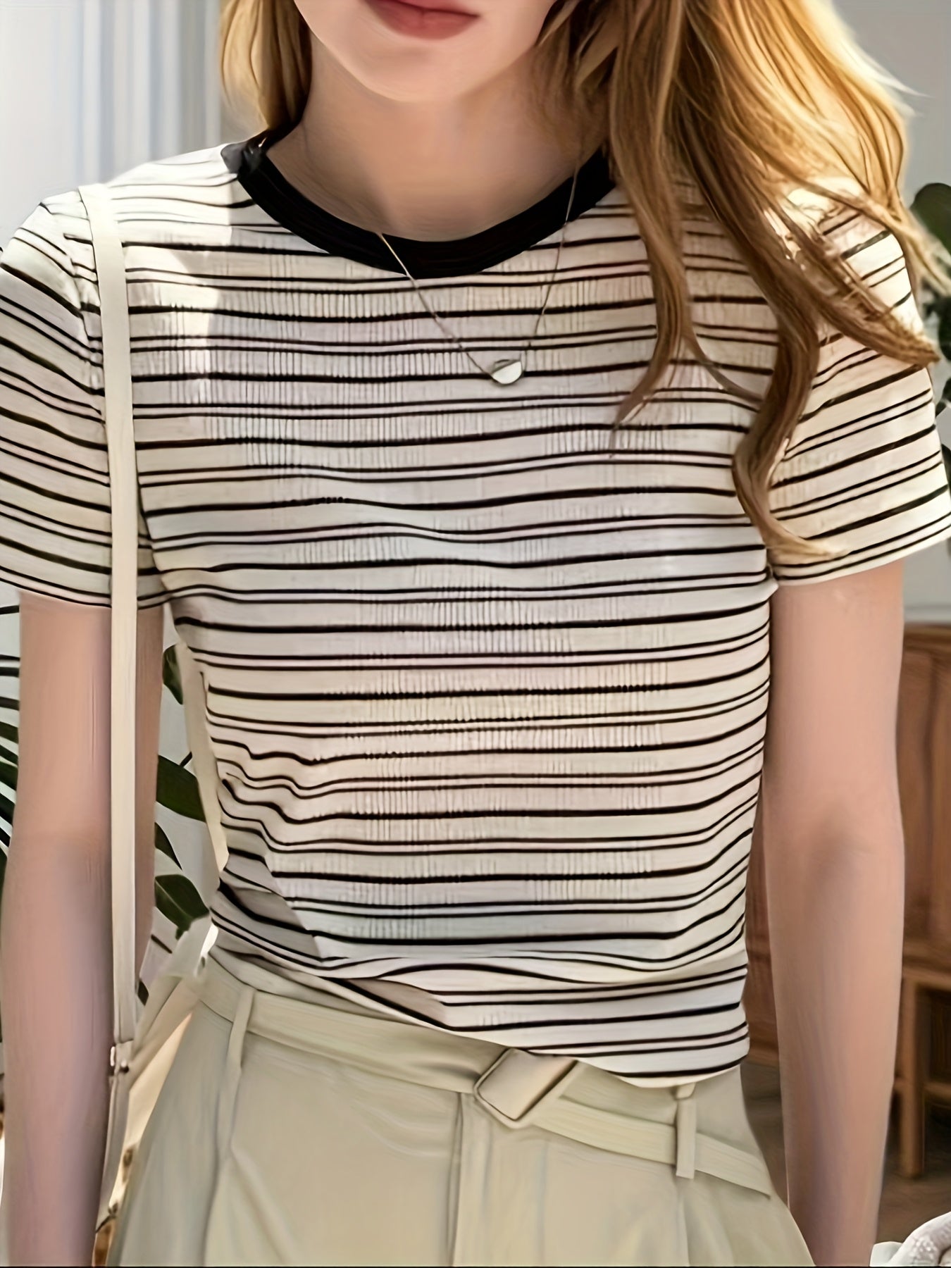 Damen T-Shirt mit Streifenmuster und Rundhalsausschnitt – Eleganter Freizeitstil für Alltag und Büro