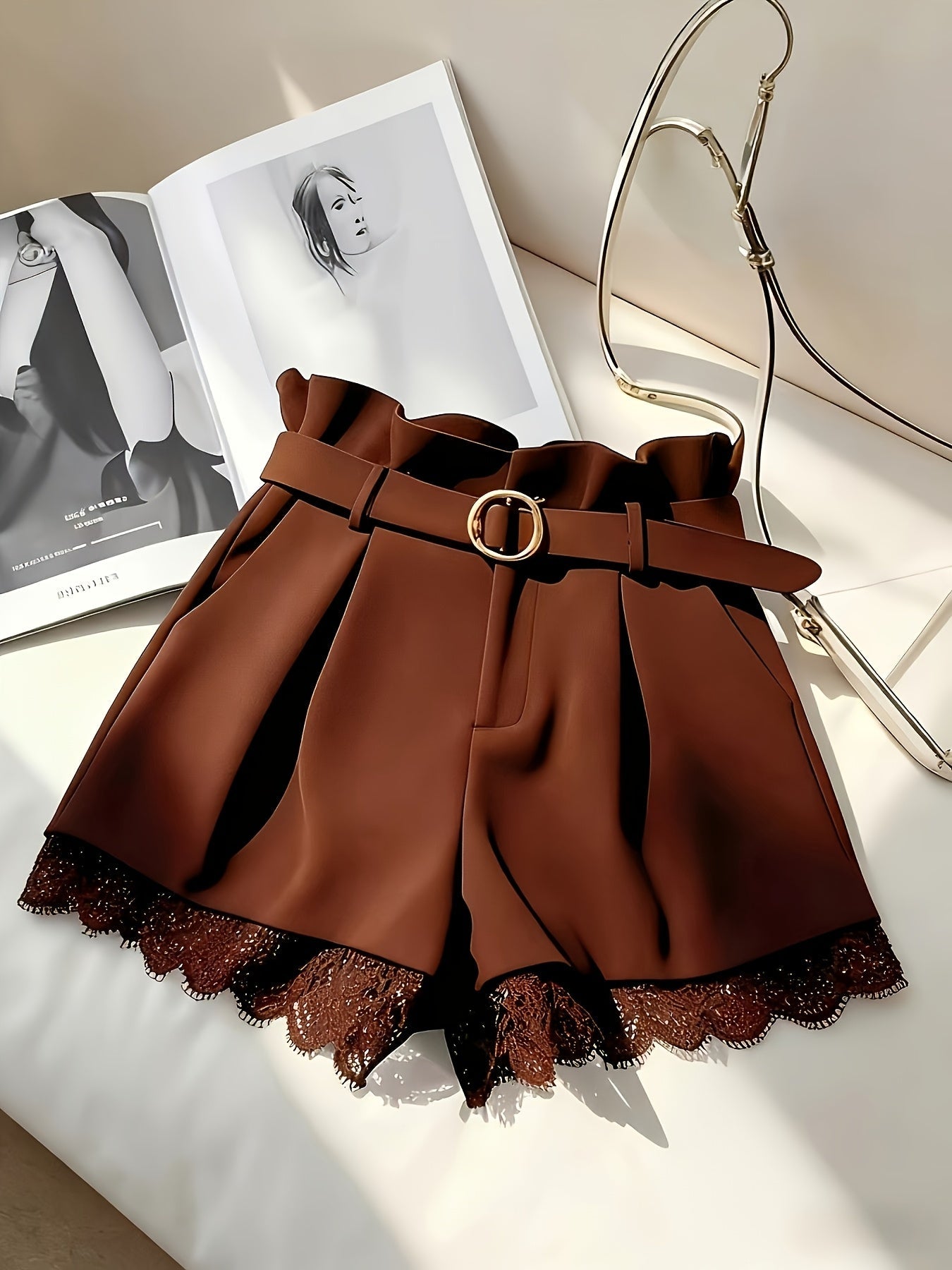 Damen High-Waist Paperbag Shorts mit Gürtel und Spitzenbesatz – Eleganter City-Look und Abend-Outfit