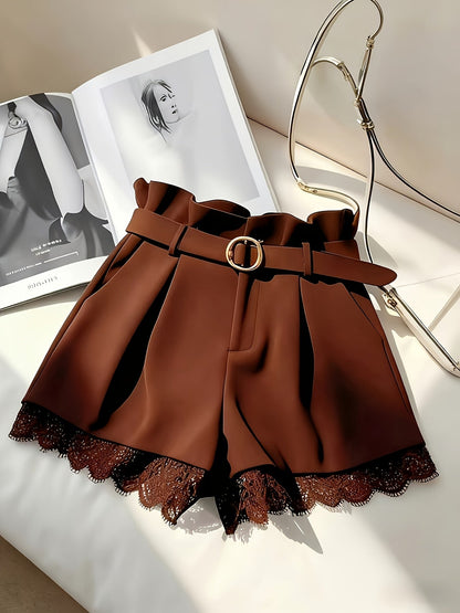 Damen High-Waist Paperbag Shorts mit Gürtel und Spitzenbesatz – Eleganter City-Look und Abend-Outfit