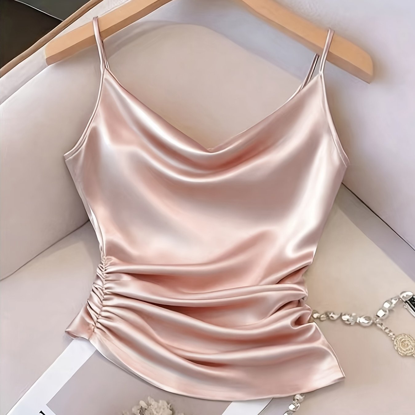 Damen Satin-Top mit Wasserfallausschnitt und Raffungen – Elegantes Camisole für besondere Anlässe