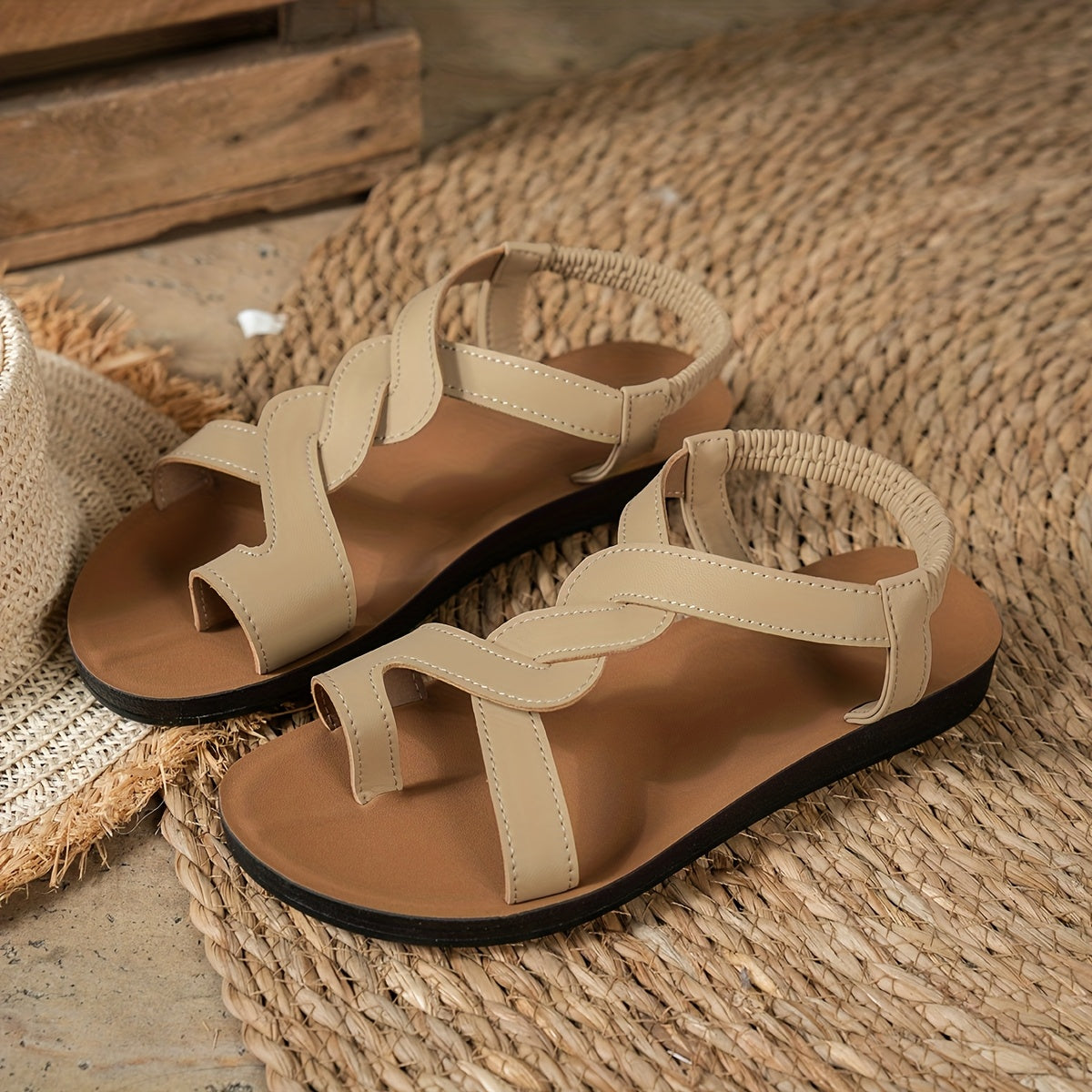 Damen Zehentrenner-Sandalen mit Wellenriemen und Sternendetail – Elegante Flats für Urlaub & Freizeit