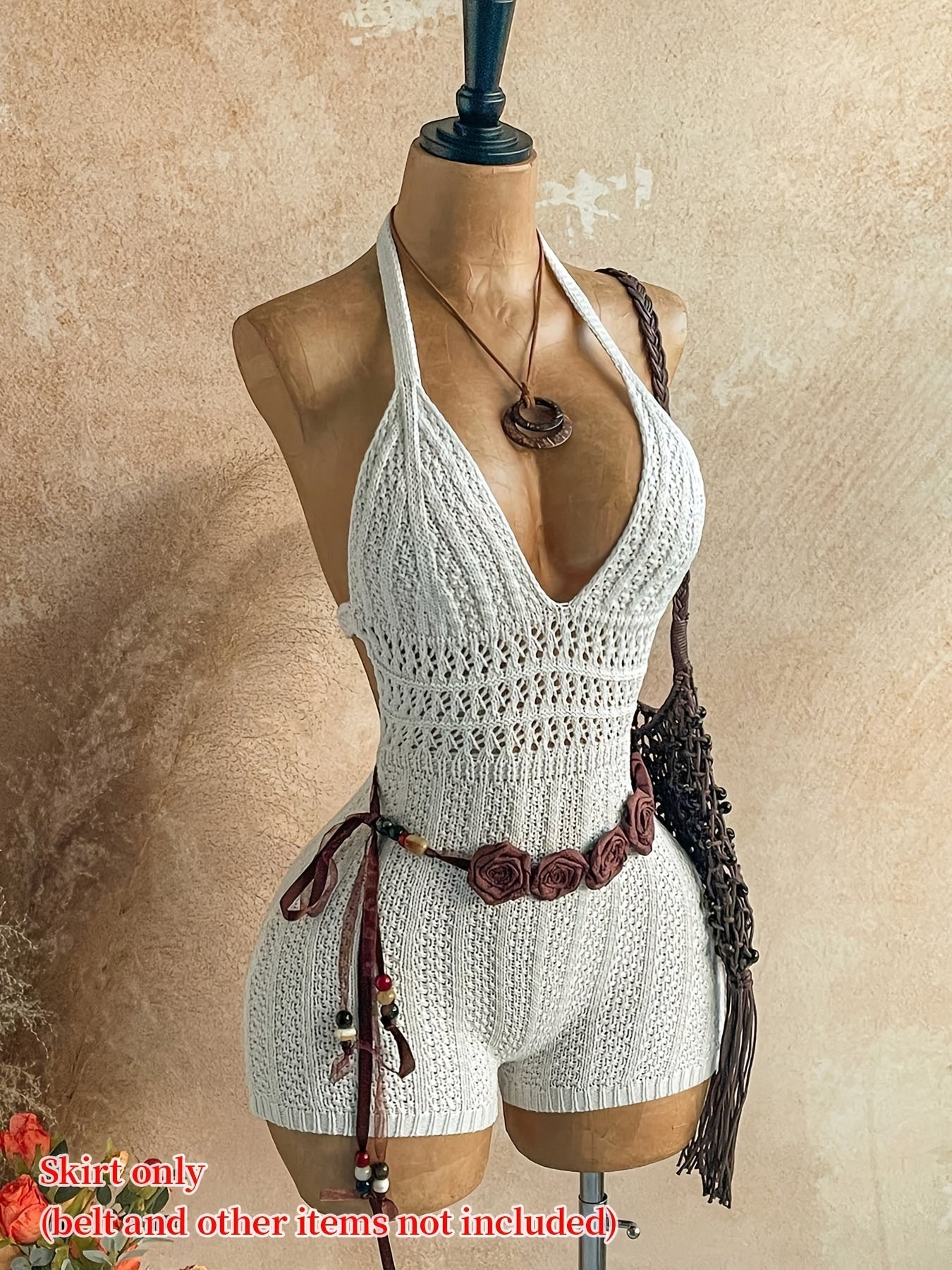 Damen Häkel-Strand-Overall mit tiefem Ausschnitt und Halterneck – Boho Stil für Sommer & Urlaub