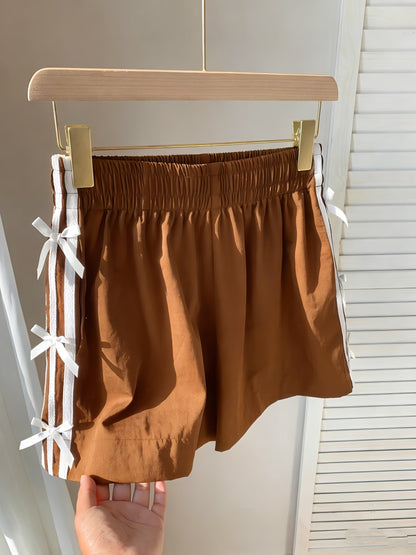 Damen Sommer Shorts mit Schleifendetail und sportlichem Streifen – Freizeit & Urlaub