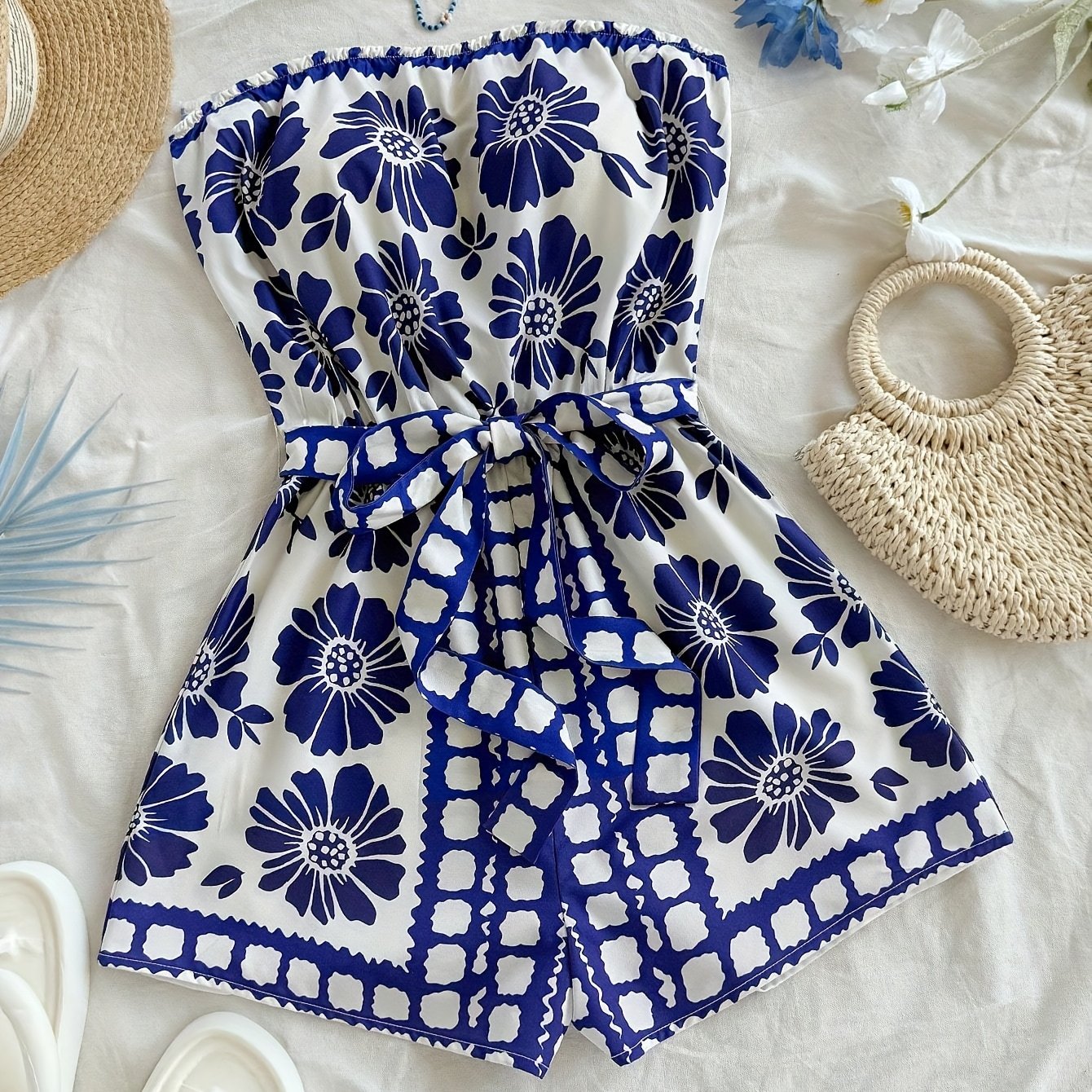 Damen Bandeau Jumpsuit mit Blumenmuster und Taillengürtel – Eleganter Einteiler für Sommer und Urlaub