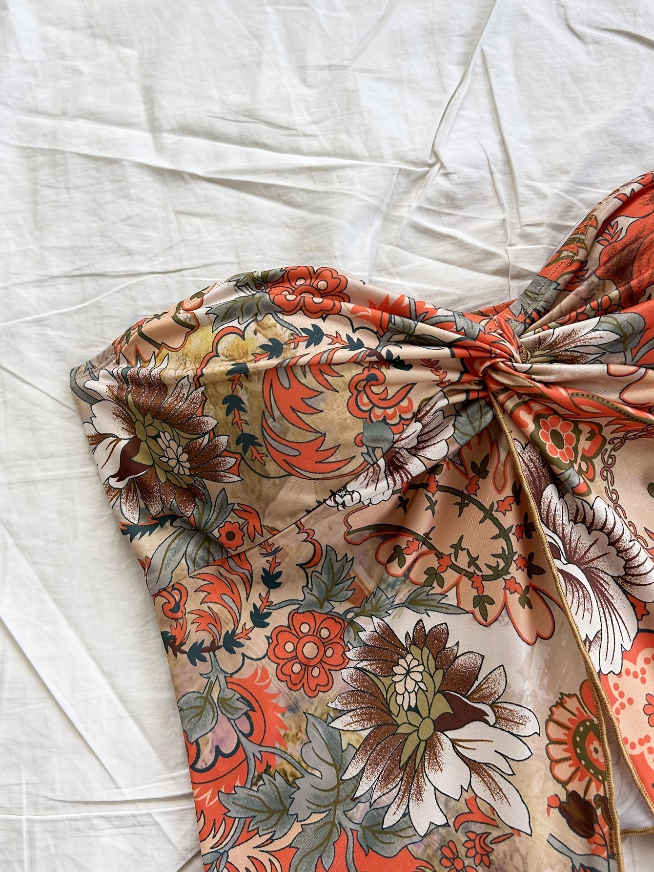 Damen Trägerloses Blumen-Crop-Top mit Knoten-Detail und Schmetterlingsform
