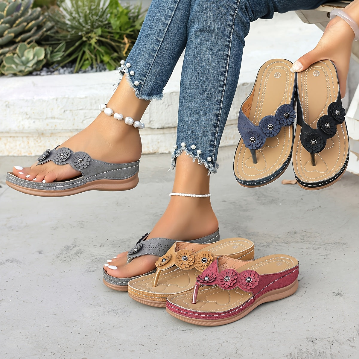 Damen Casual Zehentrenner Sandalen mit Keilabsatz und Blumenapplikation – Bequeme Sommerschuhe für Freizeit