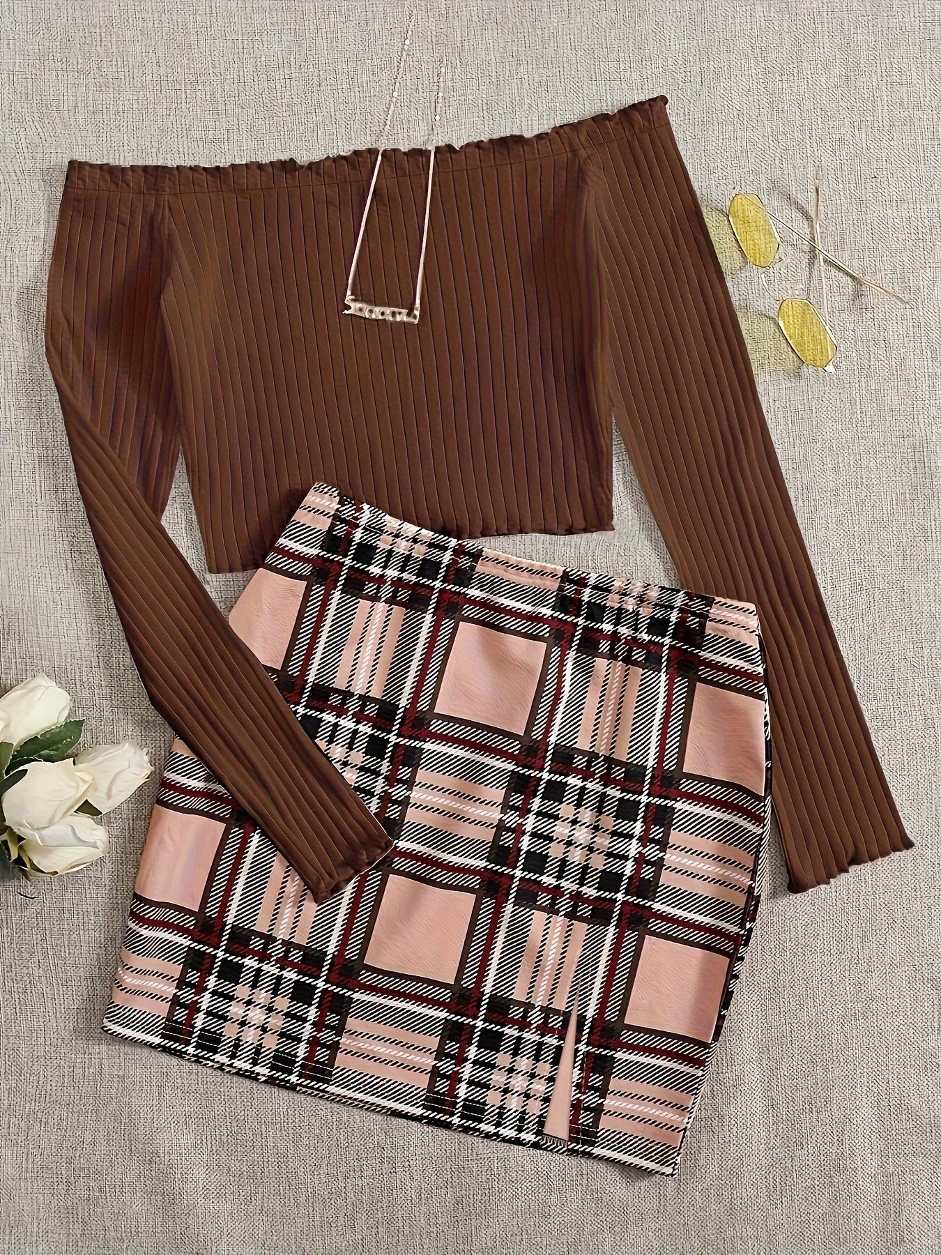 Damen Off-Shoulder Zweiteiler Set – Elegantes Oberteil mit Falten & Karierter Minirock – Perfekt für Frühling und Sommer