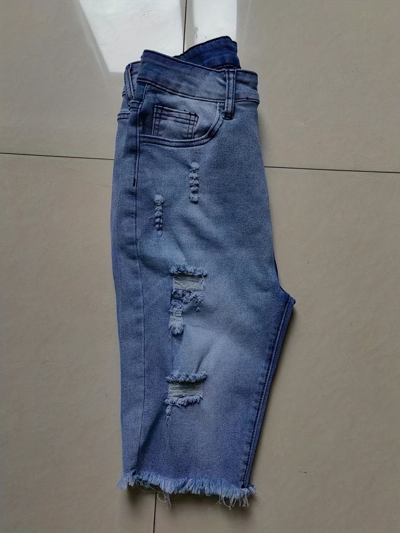 Damen Bermuda Jeans Shorts im Destroyed Look – Modische Sommer-Basics mit Fransen und Rissen