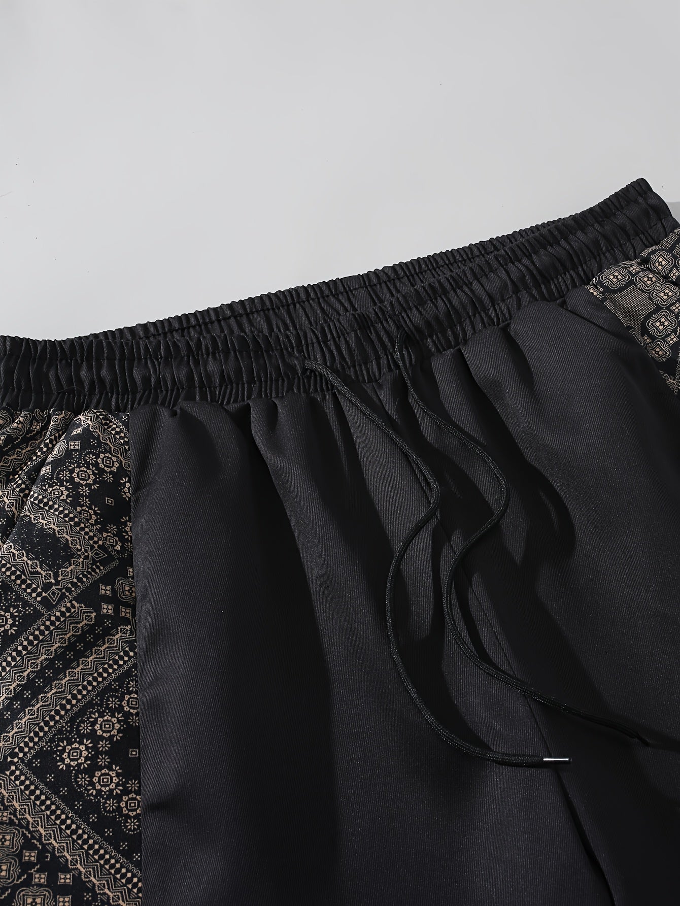 Herren Urban Streetwear Shorts mit grafischem Muster und elastischem Bund – Modische Freizeithose
