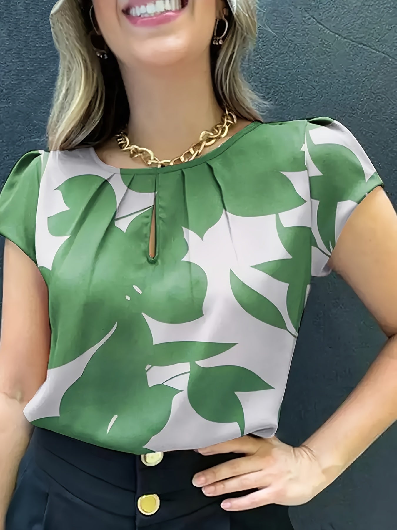 Damen Bluse mit abstraktem Muster und Falten-Detail – Elegante Sommer-Office-Mode