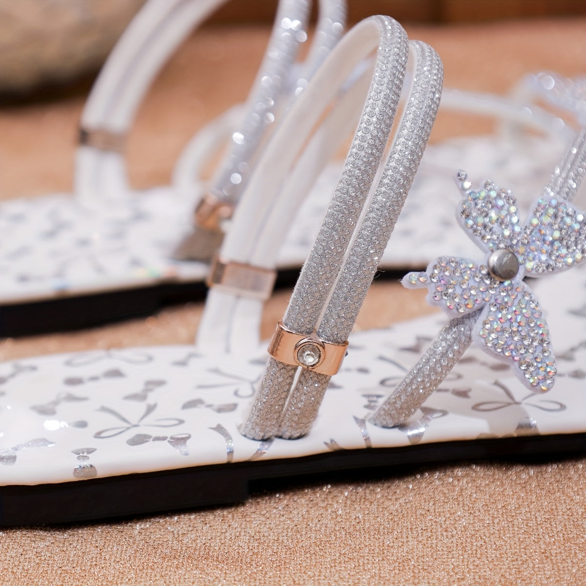 Damen Sandalen mit Schmetterlings-Design und Strass, flach, elegant für Alltag und Events
