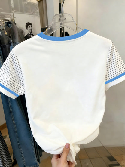 Damen T-Shirt mit Einhorn-Logo und gestreiften Ärmeln – Freizeitmode mit modernem Akzent