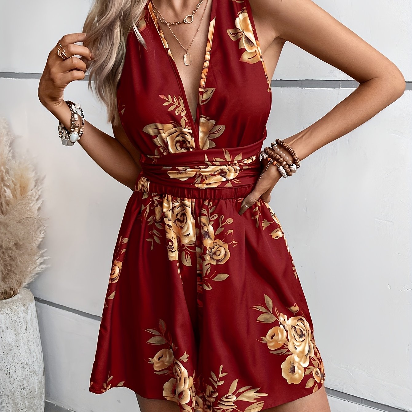 Damen Floral V-Ausschnitt Romper mit Taillengürtel und ausgestellten Shorts