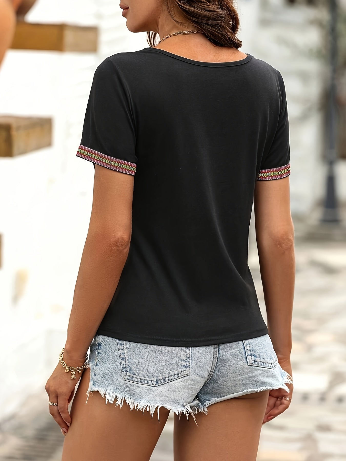 Damen T-Shirt mit Ethno-Bordüre und V-Ausschnitt – Sommer Freizeit Top, Boho-Stil
