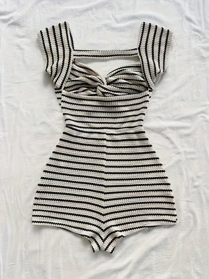 Damen Strick-Romper mit Streifen und Twist-Front – Modischer Einteiler für Freizeit & Sommer