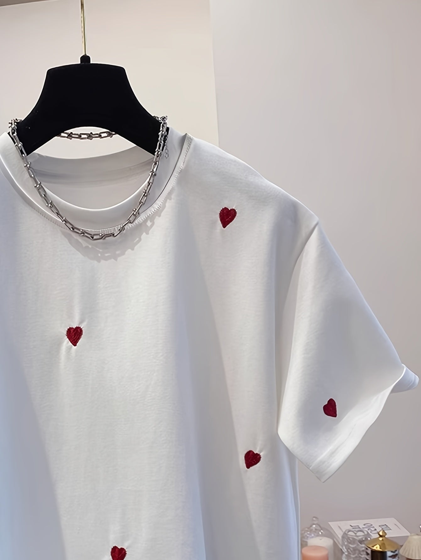 Damen T-Shirt mit gestickten Herzmotiven – Modisches Freizeitshirt für Alltag und Streetstyle