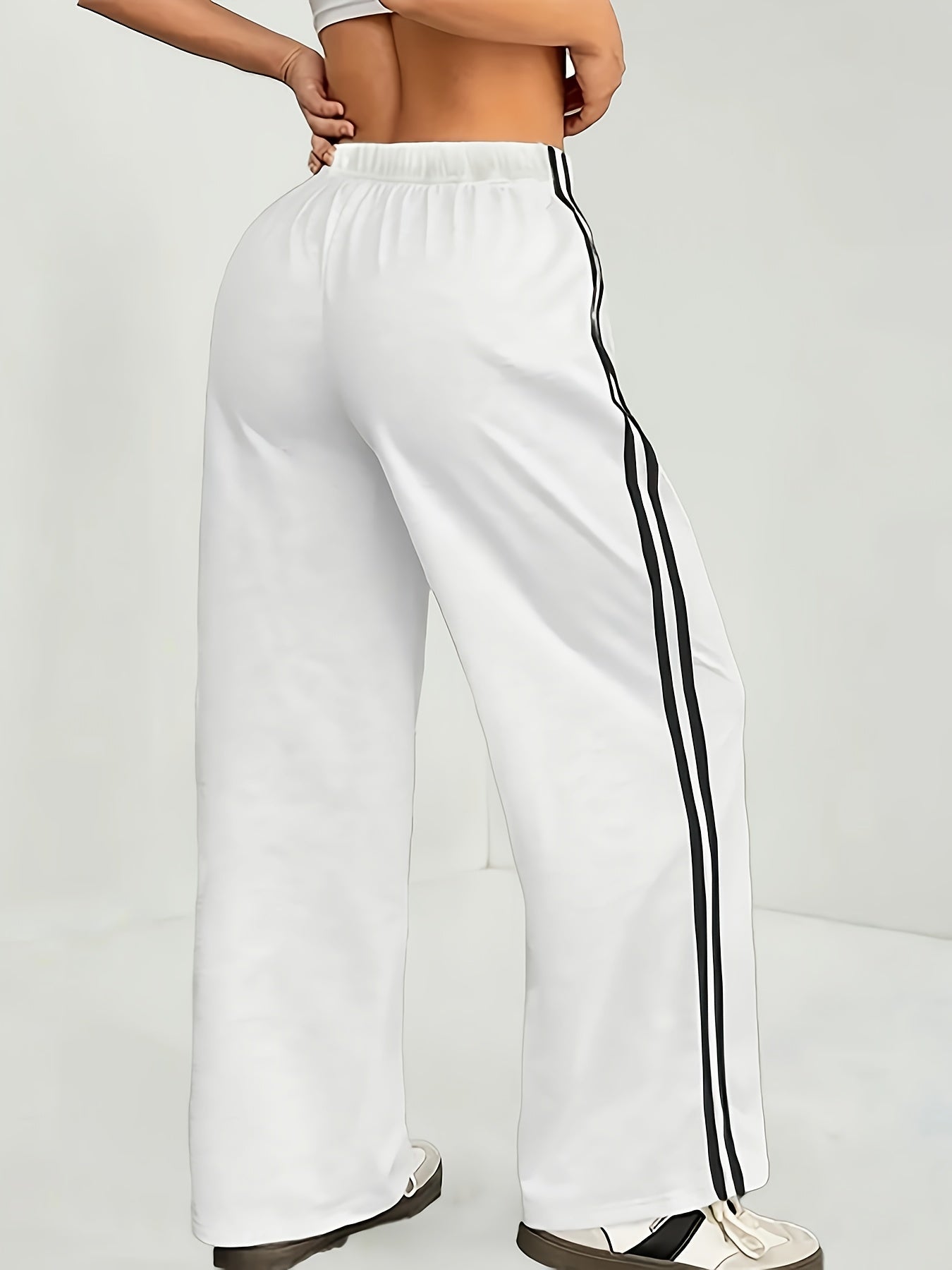 Damen Trainingshose mit weitem Bein und sportlichen Streifen – Lässiger Streetstyle