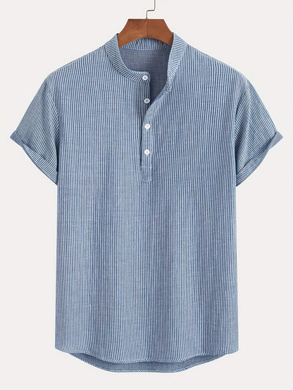 Herren Kurzarm-Henley mit Stehkragen und feinem Streifenmuster – Moderner Freizeitstil