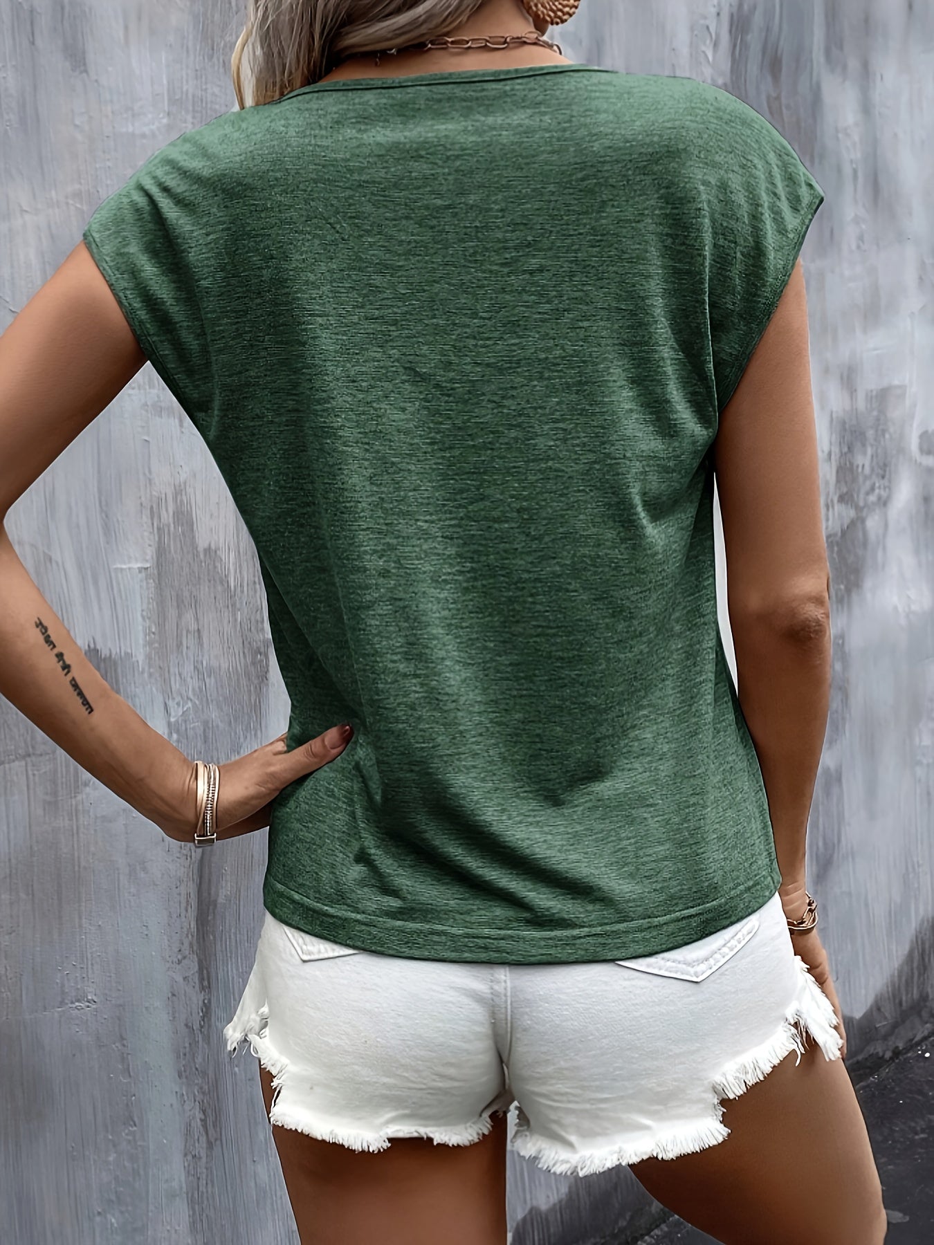 Damen T-Shirt mit Herz-Print und V-Ausschnitt – Lässiger Sommerstil für Freizeit und Alltag