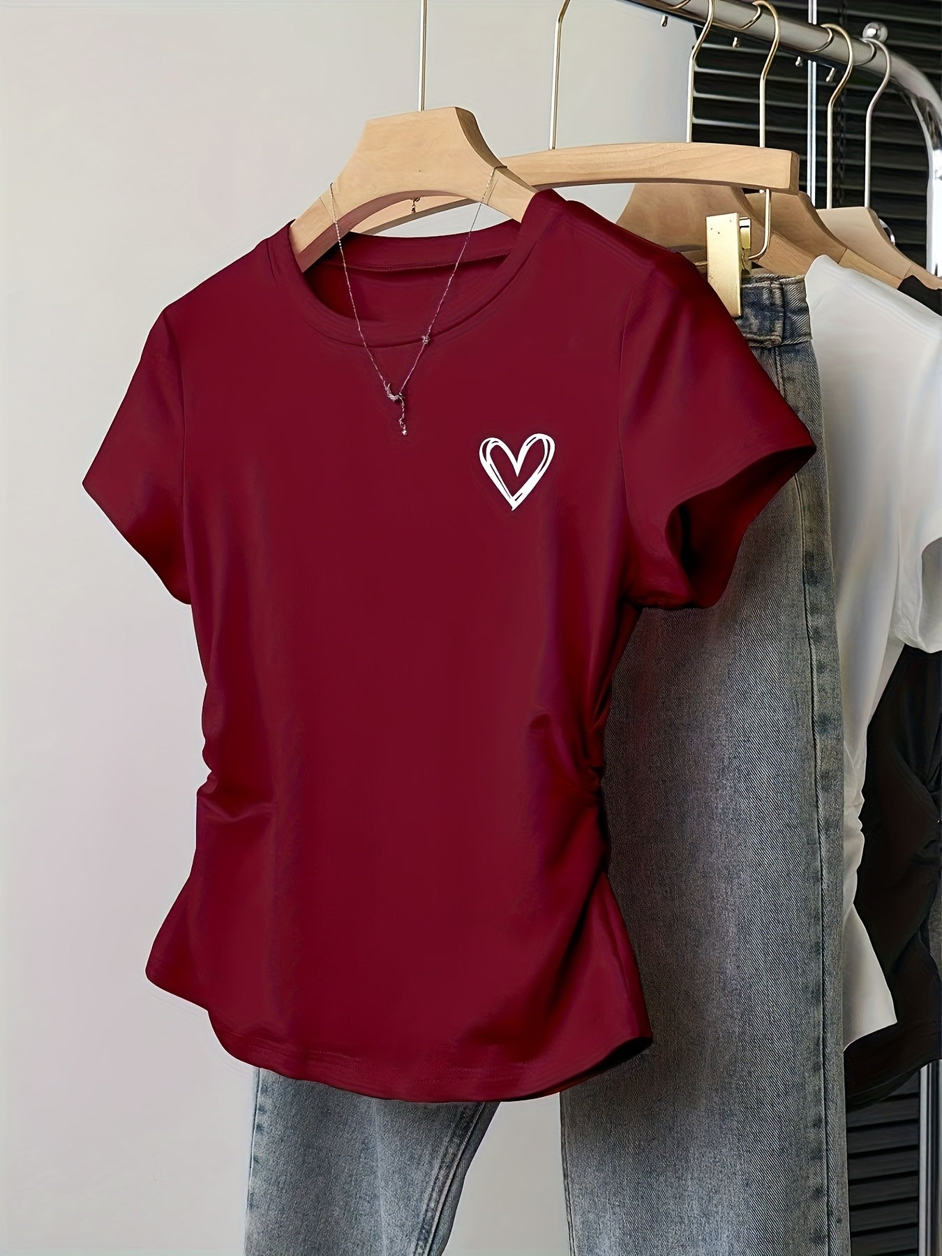 Damen T-Shirt mit Herz-Print und modernem Schnitt – Ideal für Freizeit und Alltag