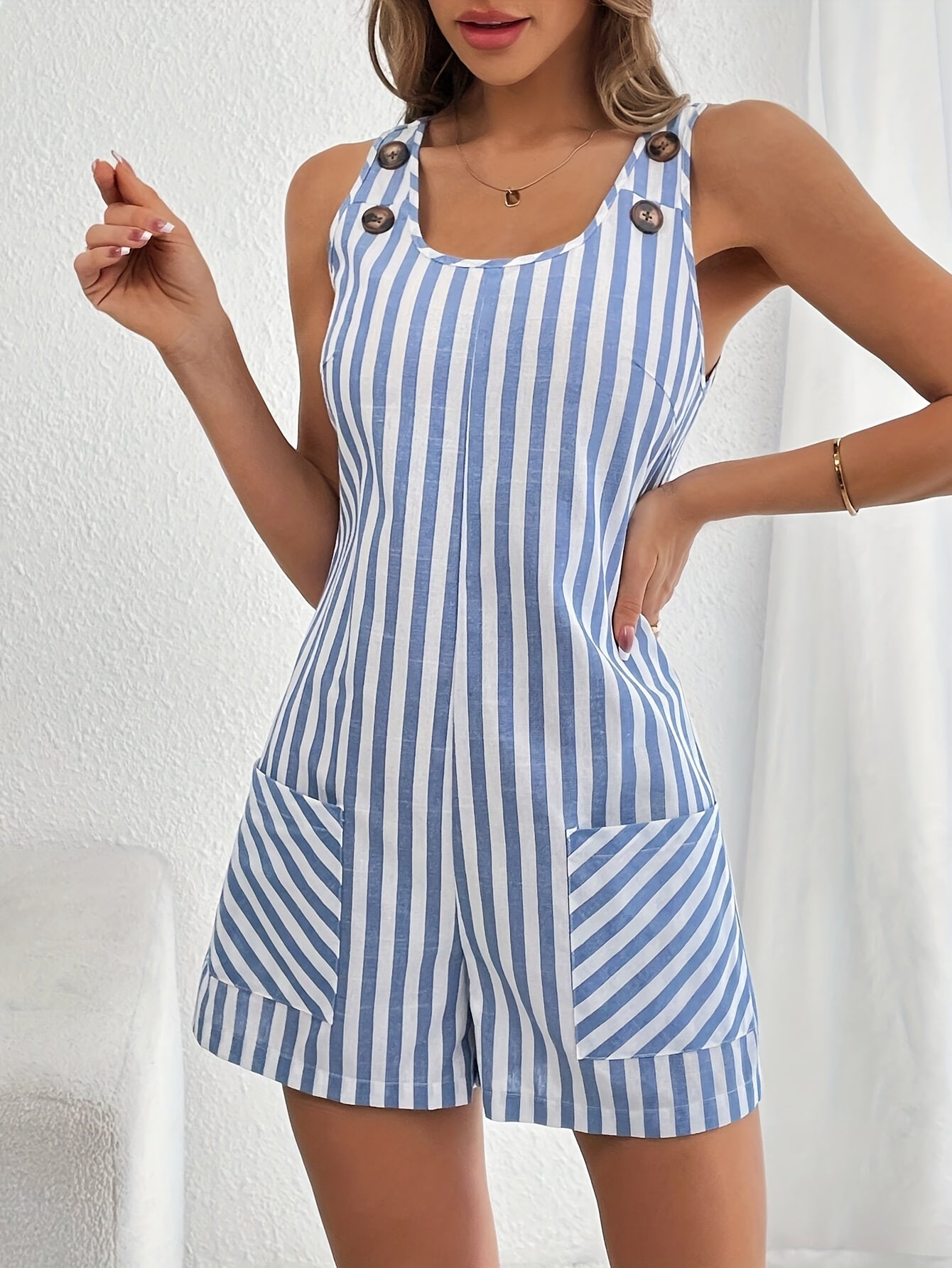 Damen Sommer Jumpsuit mit Streifenmuster und Knopfdetails – Lässiger Einteiler für Freizeit & Urlaub
