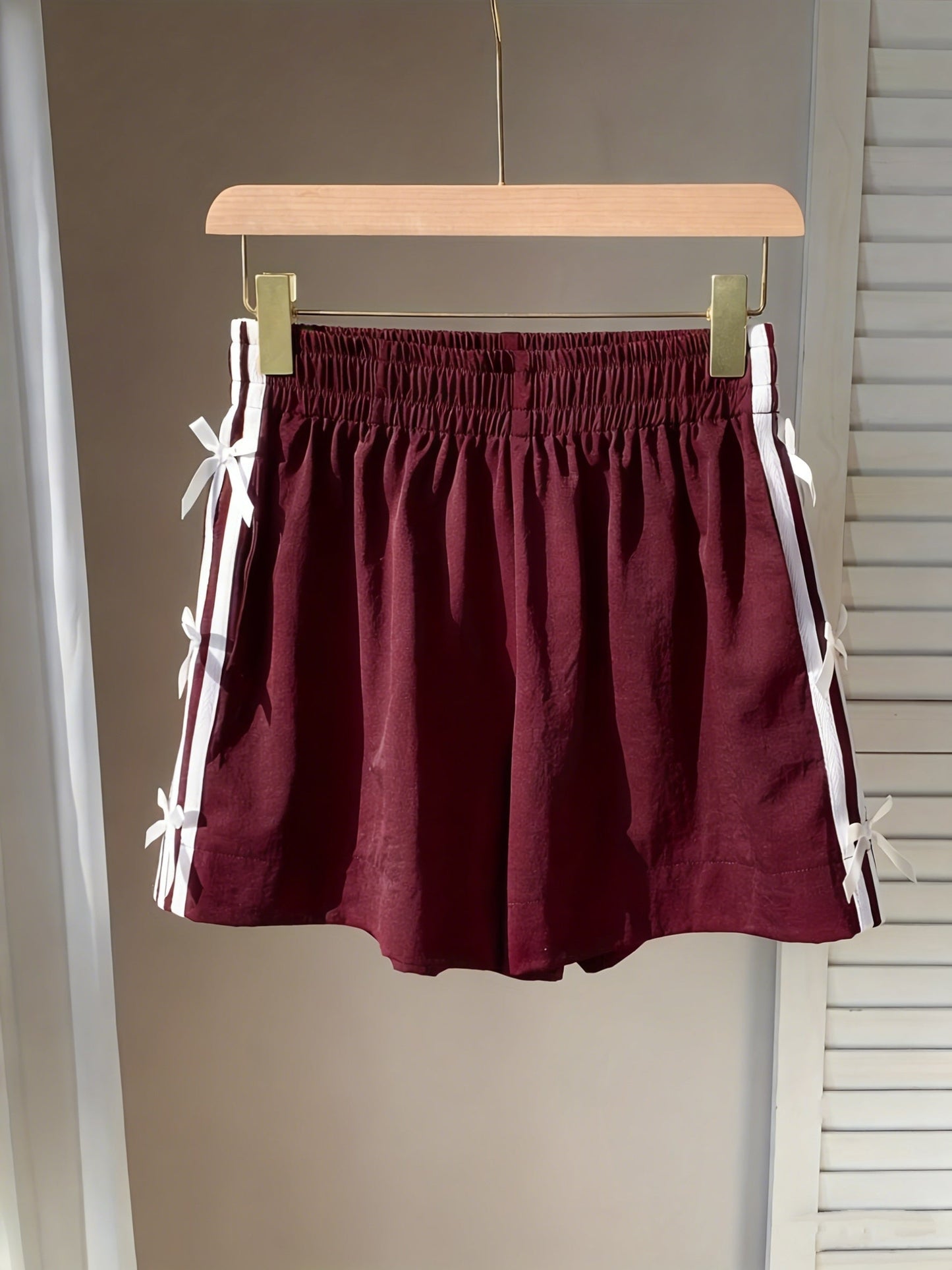 Damen Sommer Shorts mit Schleifendetail und sportlichem Streifen – Freizeit & Urlaub