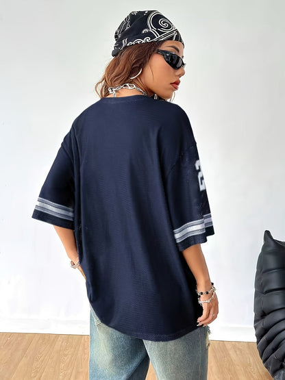 Damen Street Style Oversize Jersey Shirt mit Nummern-Print und Weiten Destroyed Jeans – Lässiges Freizeitoutfit