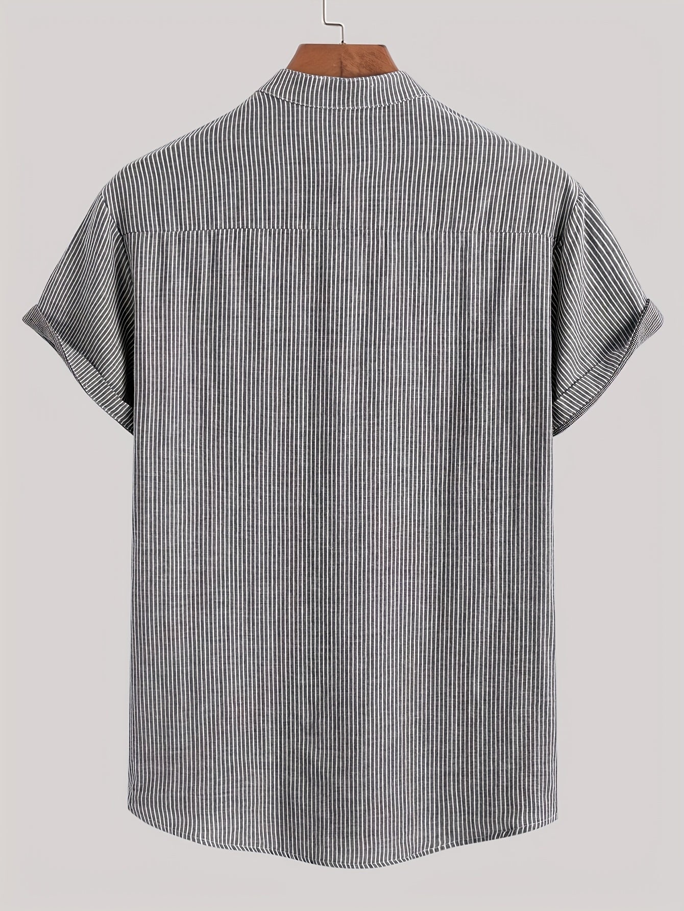 Herren Kurzarm-Henley mit Stehkragen und feinem Streifenmuster – Moderner Freizeitstil