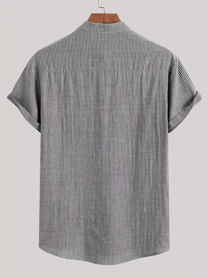 Herren Kurzarm-Henley mit Stehkragen und feinem Streifenmuster – Moderner Freizeitstil