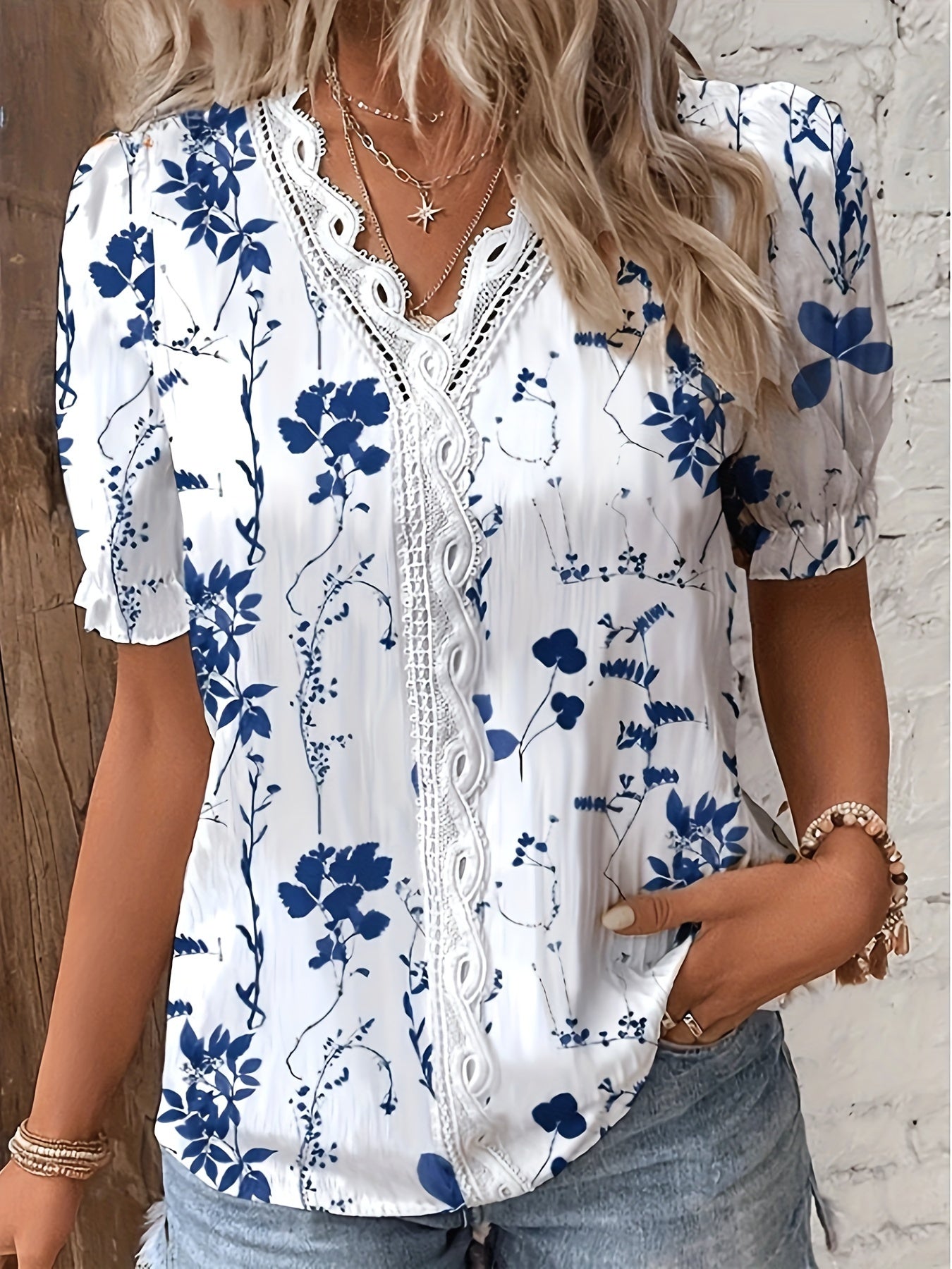 Damen Bluse mit Spitze und Blumenmuster – Modisch für Freizeit & Alltag
