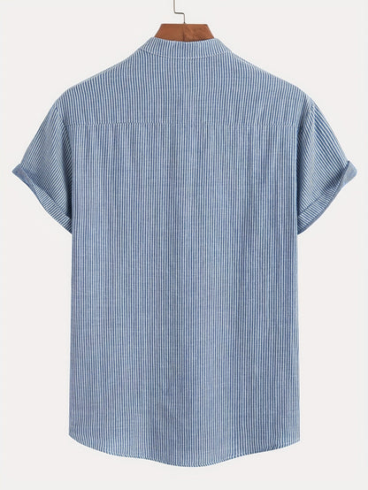 Herren Kurzarm-Henley mit Stehkragen und feinem Streifenmuster – Moderner Freizeitstil