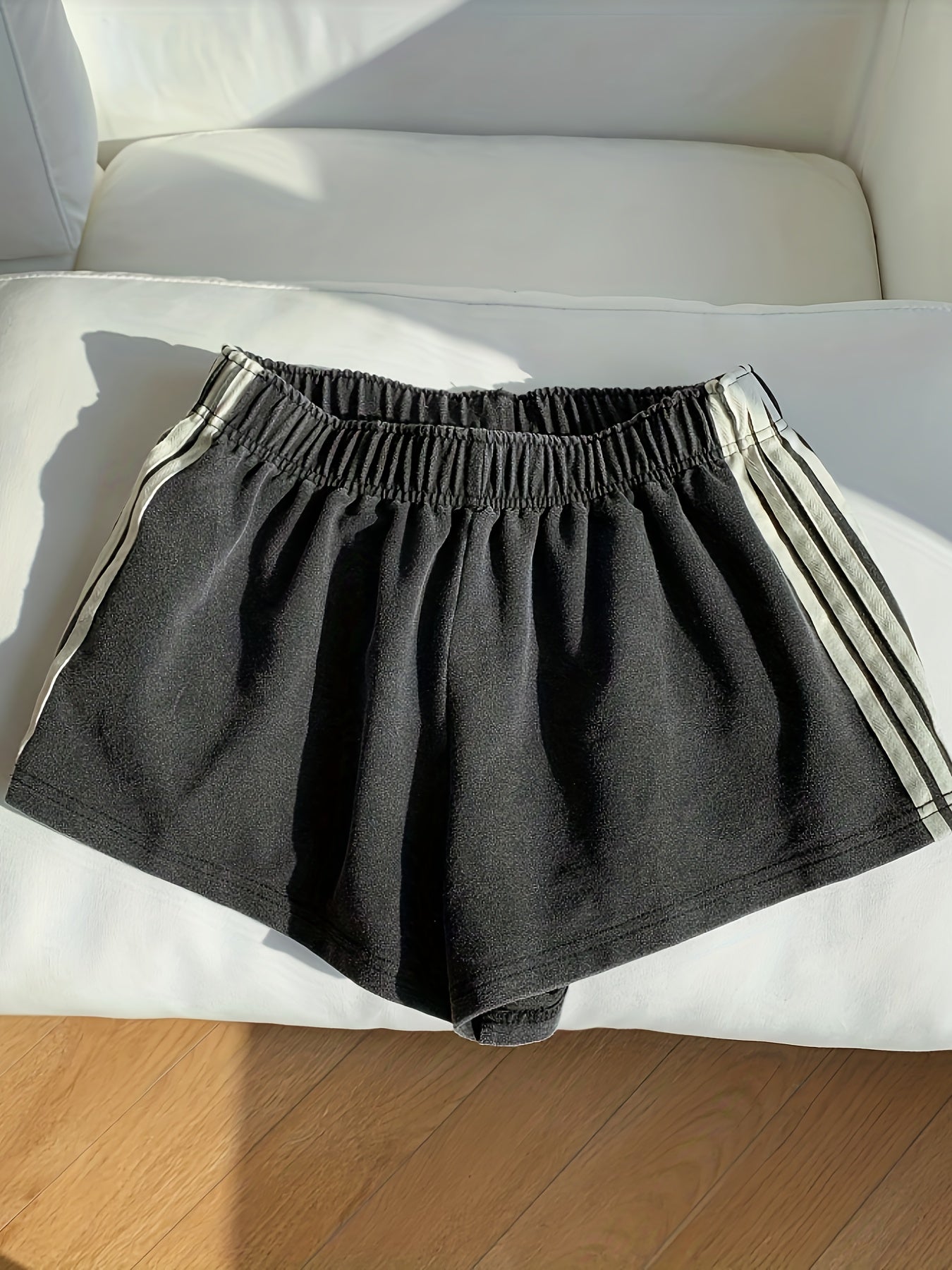 Damen Sport Shorts mit Streifen – Bequeme Trainingshose für Fitness & Freizeit