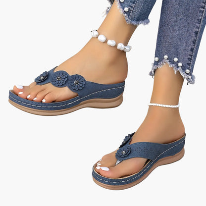Damen Casual Zehentrenner Sandalen mit Keilabsatz und Blumenapplikation – Bequeme Sommerschuhe für Freizeit