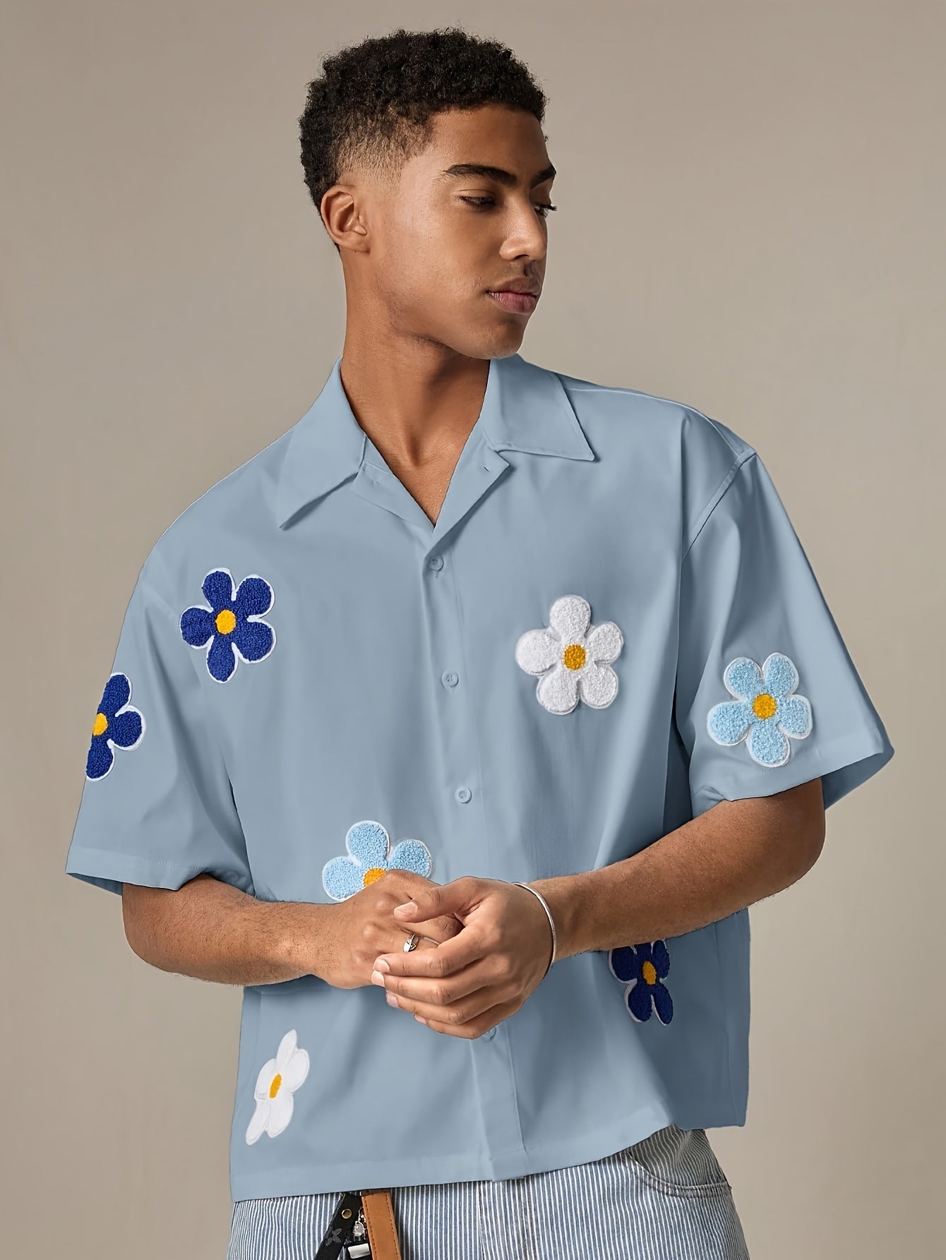 Herren Freizeit-Hemd mit Blumenstickerei und kurzem Ärmel – Modernes, verspieltes Design für Alltag und Ausgehen