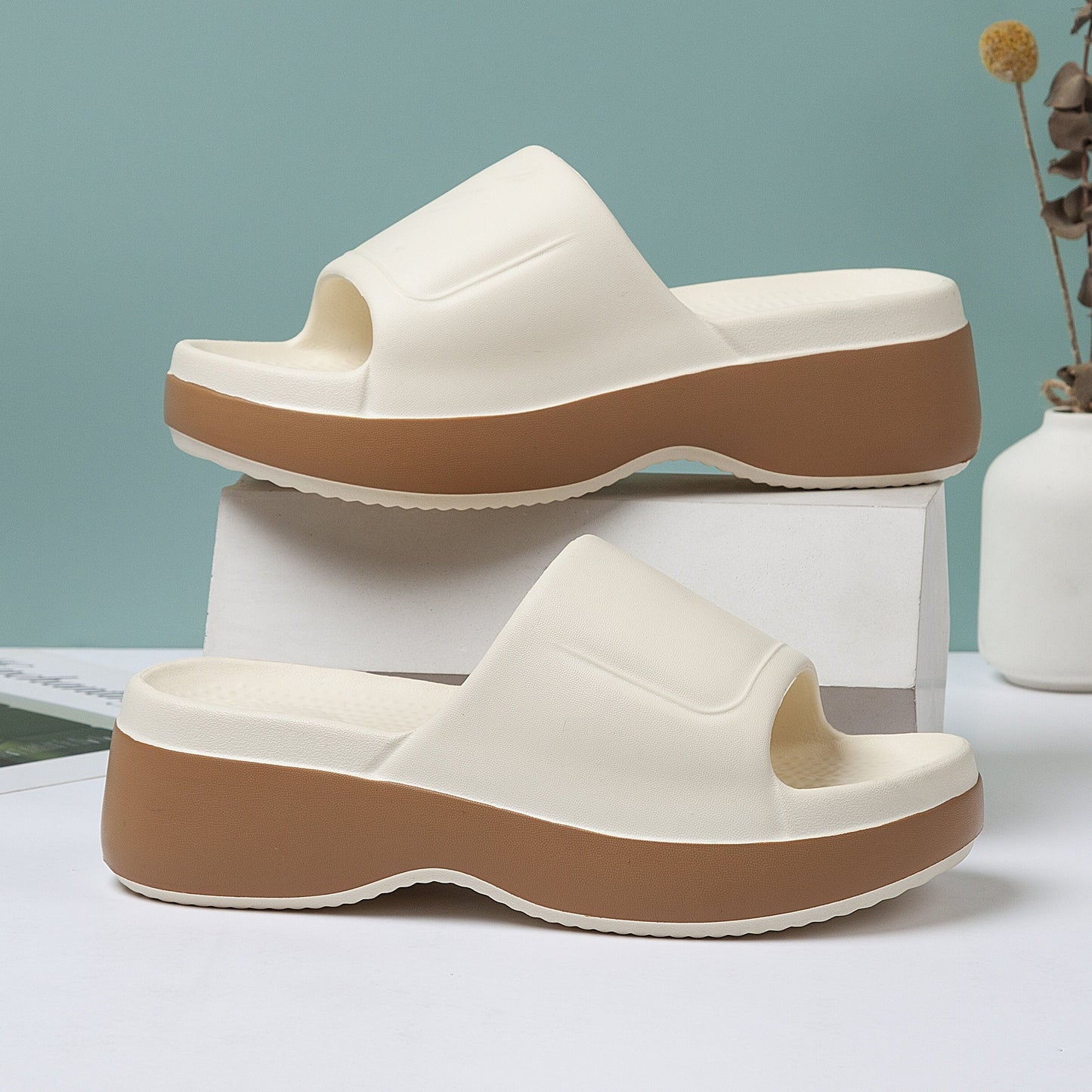 Damen Plateau-Slipper – Bequeme Sommer Hausschuhe mit offener Zehenpartie und rutschfester Sohle