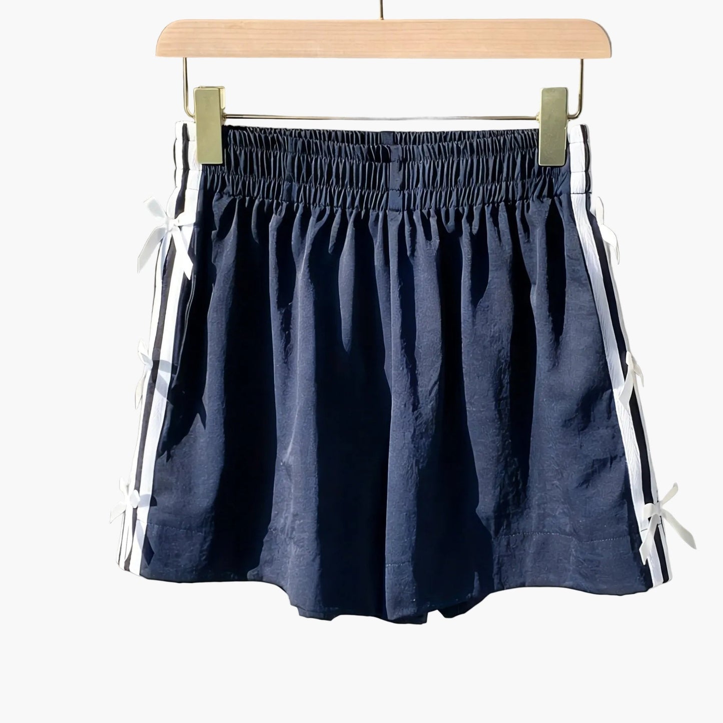 Damen Sommer Shorts mit Schleifendetail und sportlichem Streifen – Freizeit & Urlaub