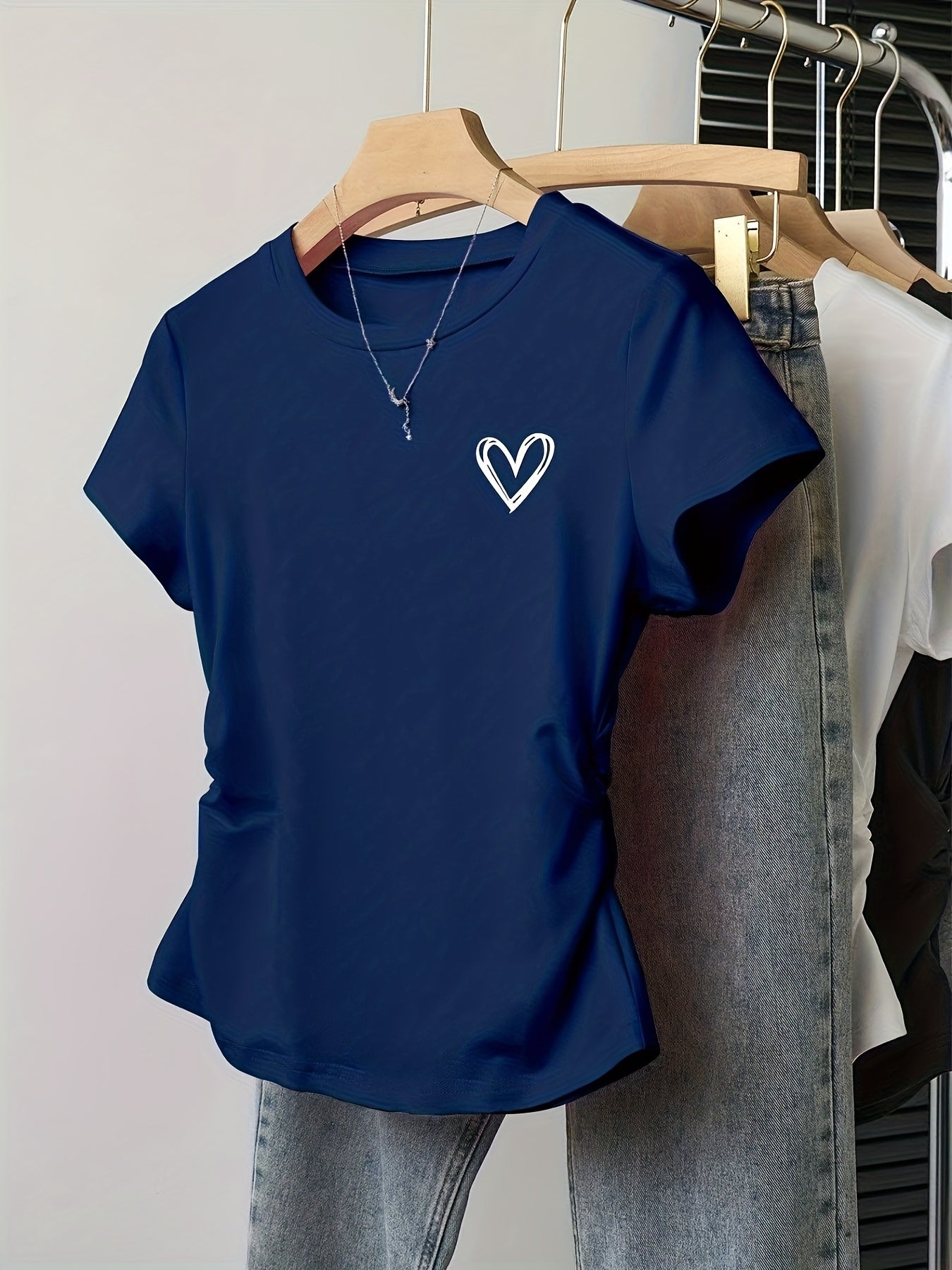 Damen T-Shirt mit Herz-Print und modernem Schnitt – Ideal für Freizeit und Alltag
