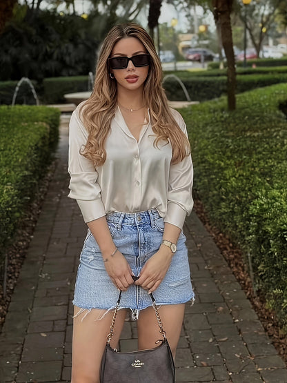 Damen Eleganter Streetstyle Look – Satinbluse und Jeansrock Kombi für Freizeit & Alltag