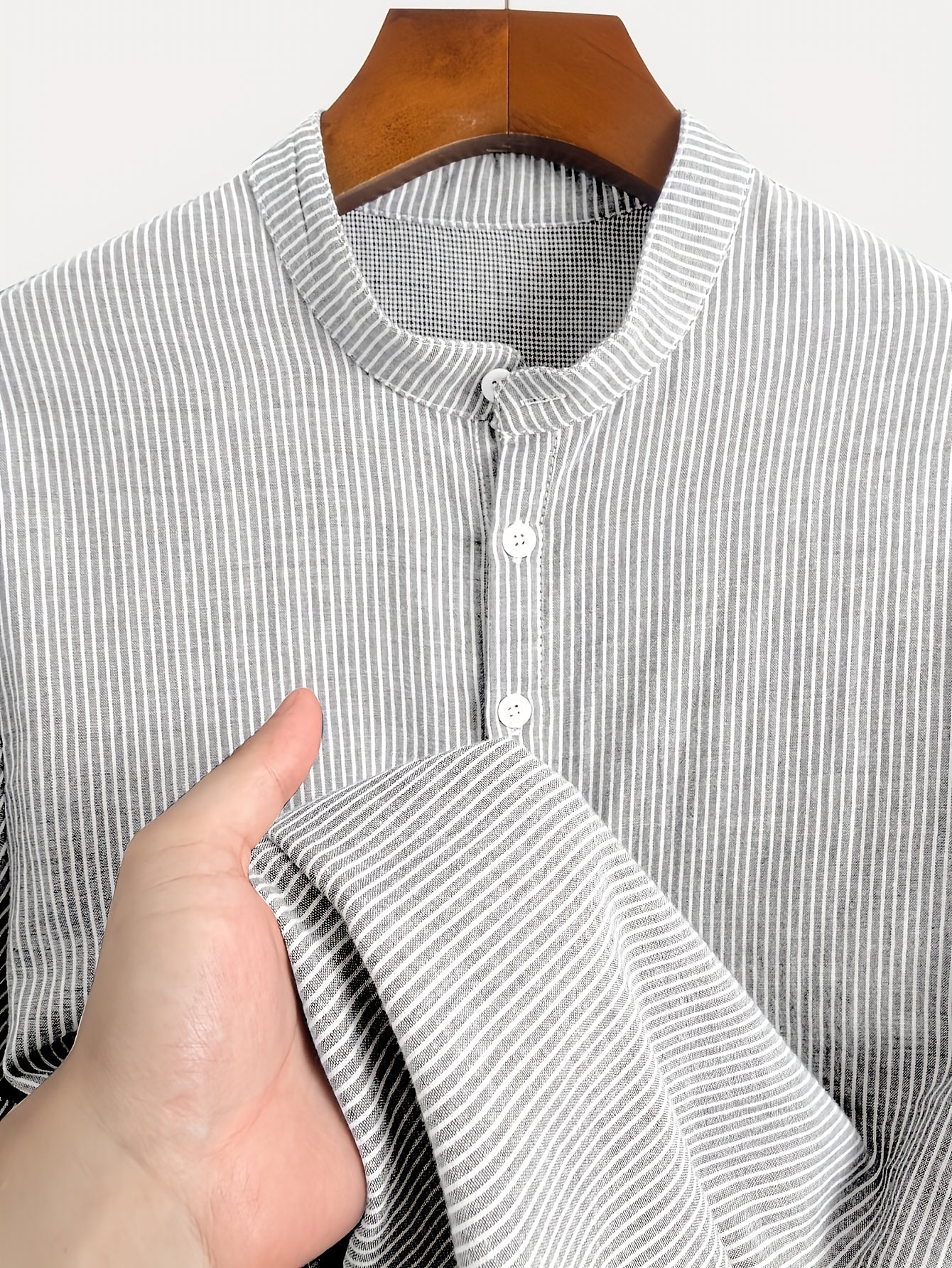 Herren Kurzarm-Henley mit Stehkragen und feinem Streifenmuster – Moderner Freizeitstil