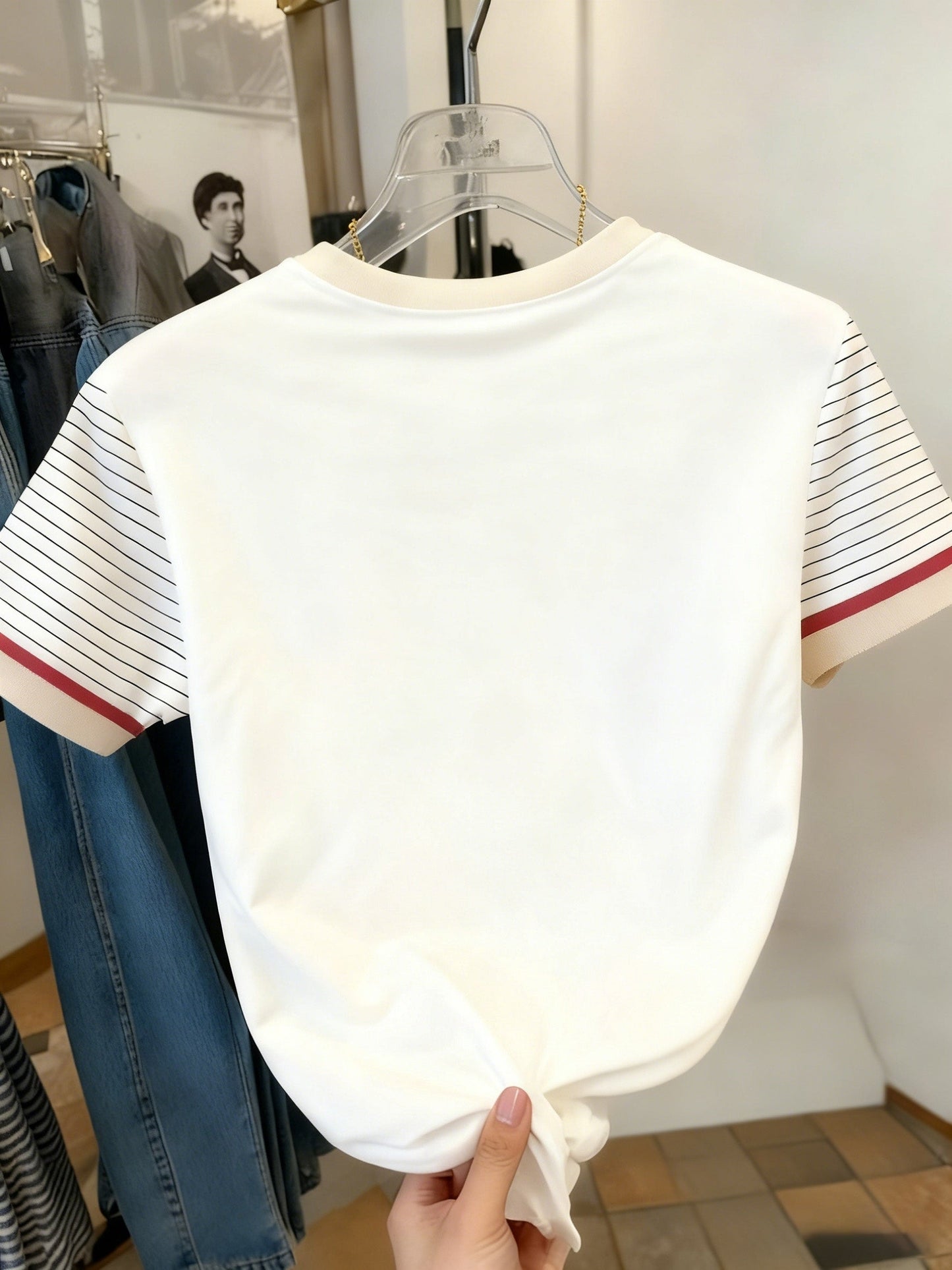 Damen T-Shirt mit Einhorn-Logo und gestreiften Ärmeln – Freizeitmode mit modernem Akzent
