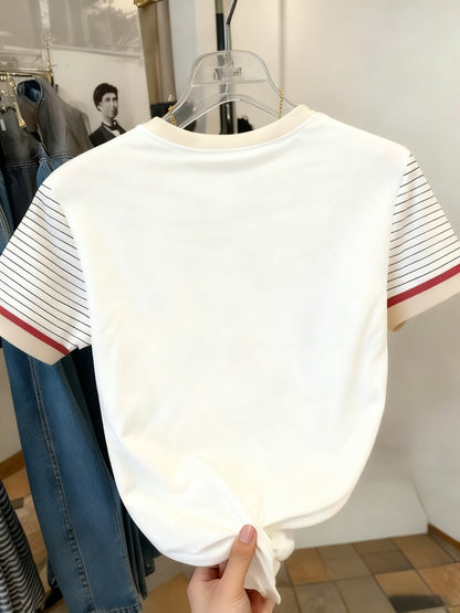 Damen T-Shirt mit Einhorn-Logo und gestreiften Ärmeln – Freizeitmode mit modernem Akzent