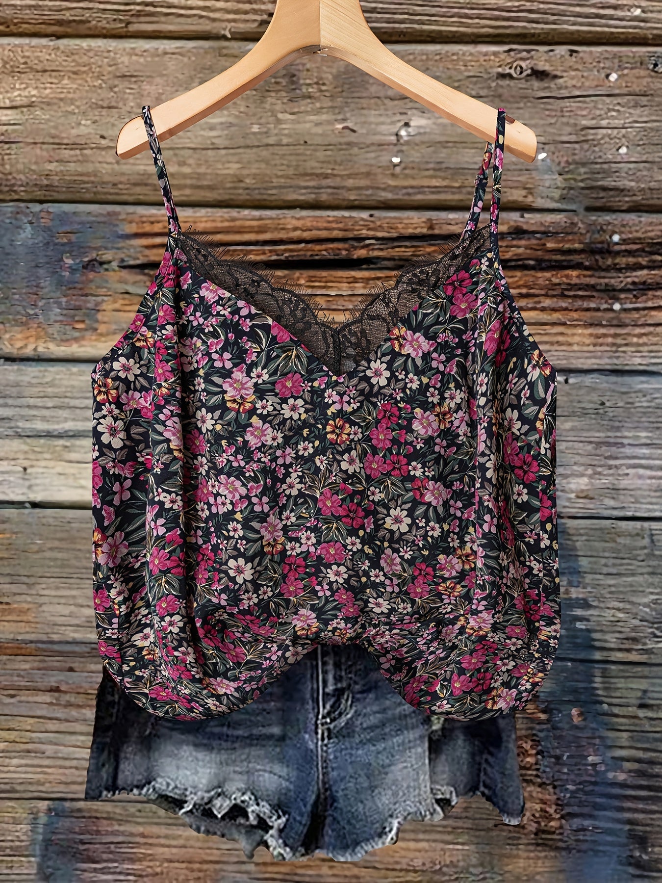 Damen Sommer-Top mit Blumenmuster und Spitzen-Detail – Lässiges Trägertop für Freizeit und Urlaub