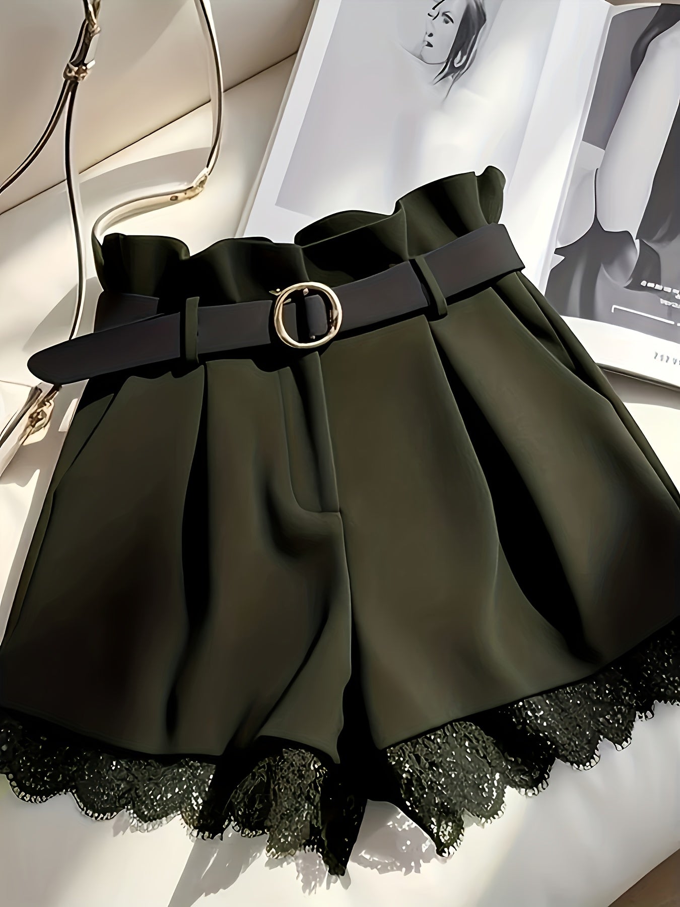 Damen High-Waist Paperbag Shorts mit Gürtel und Spitzenbesatz – Eleganter City-Look und Abend-Outfit
