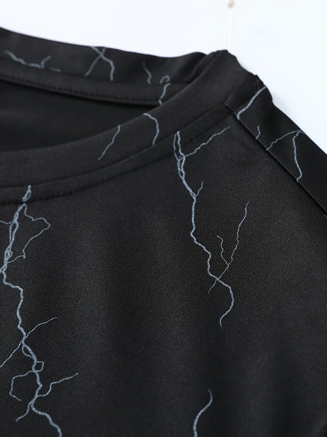 Herren T-Shirt mit modernem Blitzmuster – Stilvolles Freizeitshirt