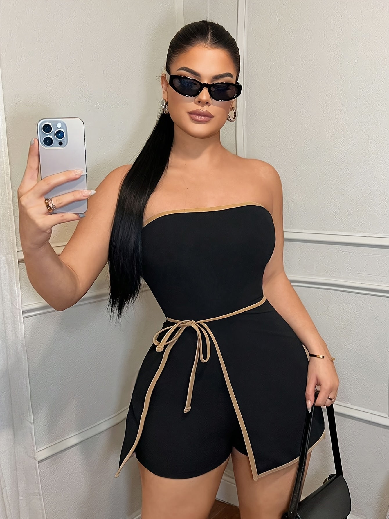 Damen Eleganter Bandeau Jumpsuit mit Gürtel und asymmetrischem Rock-Overlay – Stilvoller Einteiler für Alltag und Ausgehen