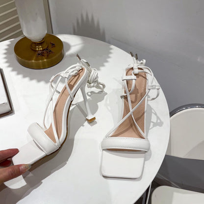 Margaret – Stiletto-Absatz mit Cutout und Knöchelriemen