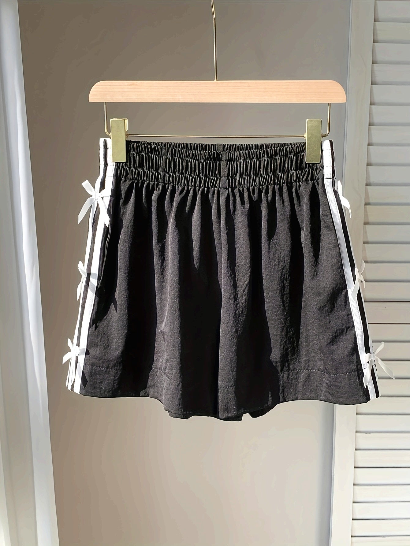 Damen Sommer Shorts mit Schleifendetail und sportlichem Streifen – Freizeit & Urlaub
