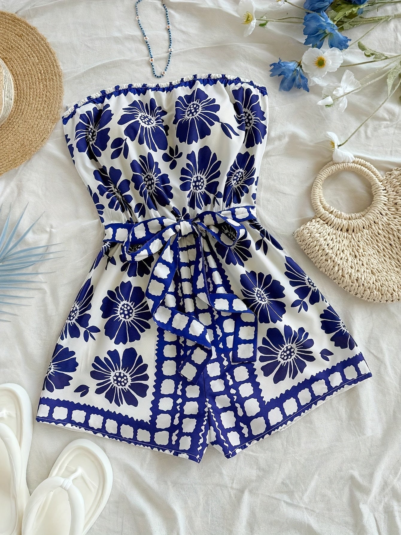 Damen Bandeau Jumpsuit mit Blumenmuster und Taillengürtel – Eleganter Einteiler für Sommer und Urlaub