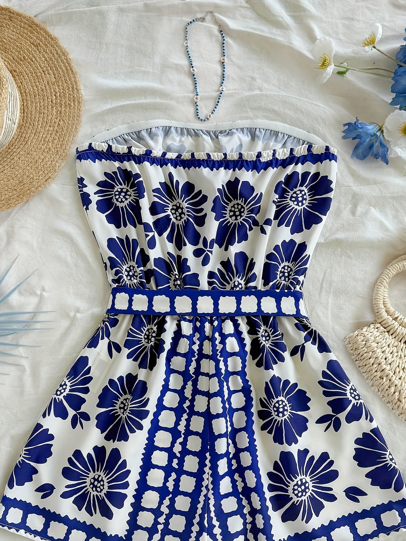 Damen Bandeau Jumpsuit mit Blumenmuster und Taillengürtel – Eleganter Einteiler für Sommer und Urlaub